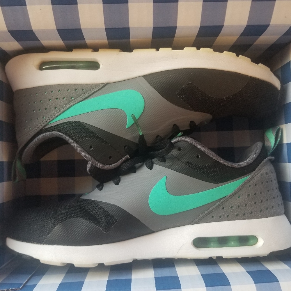 Nike Air Max Tavas size 9.5
